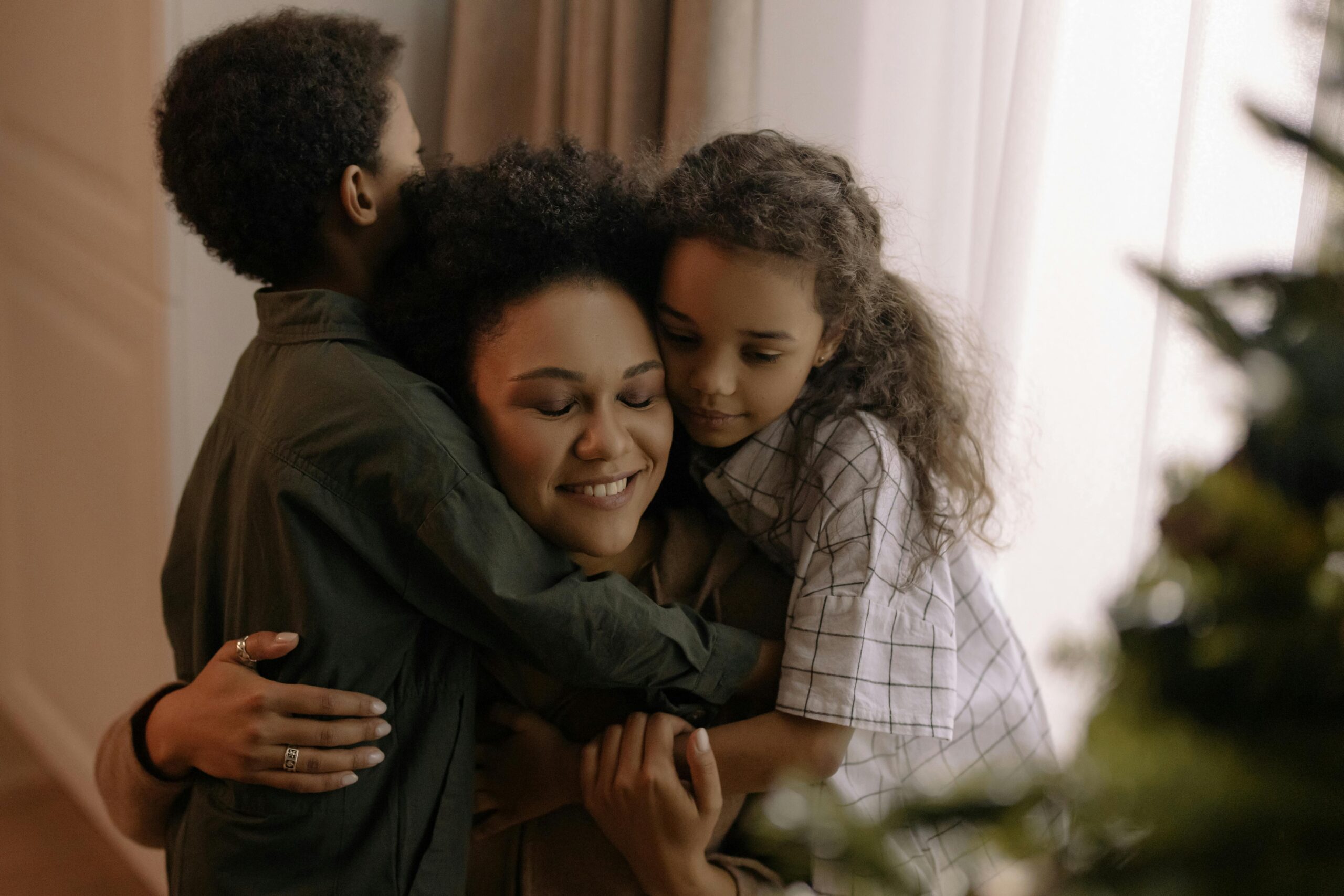 Kostenloses Stock Foto zu afrikanisch, afro-haar, drinnen