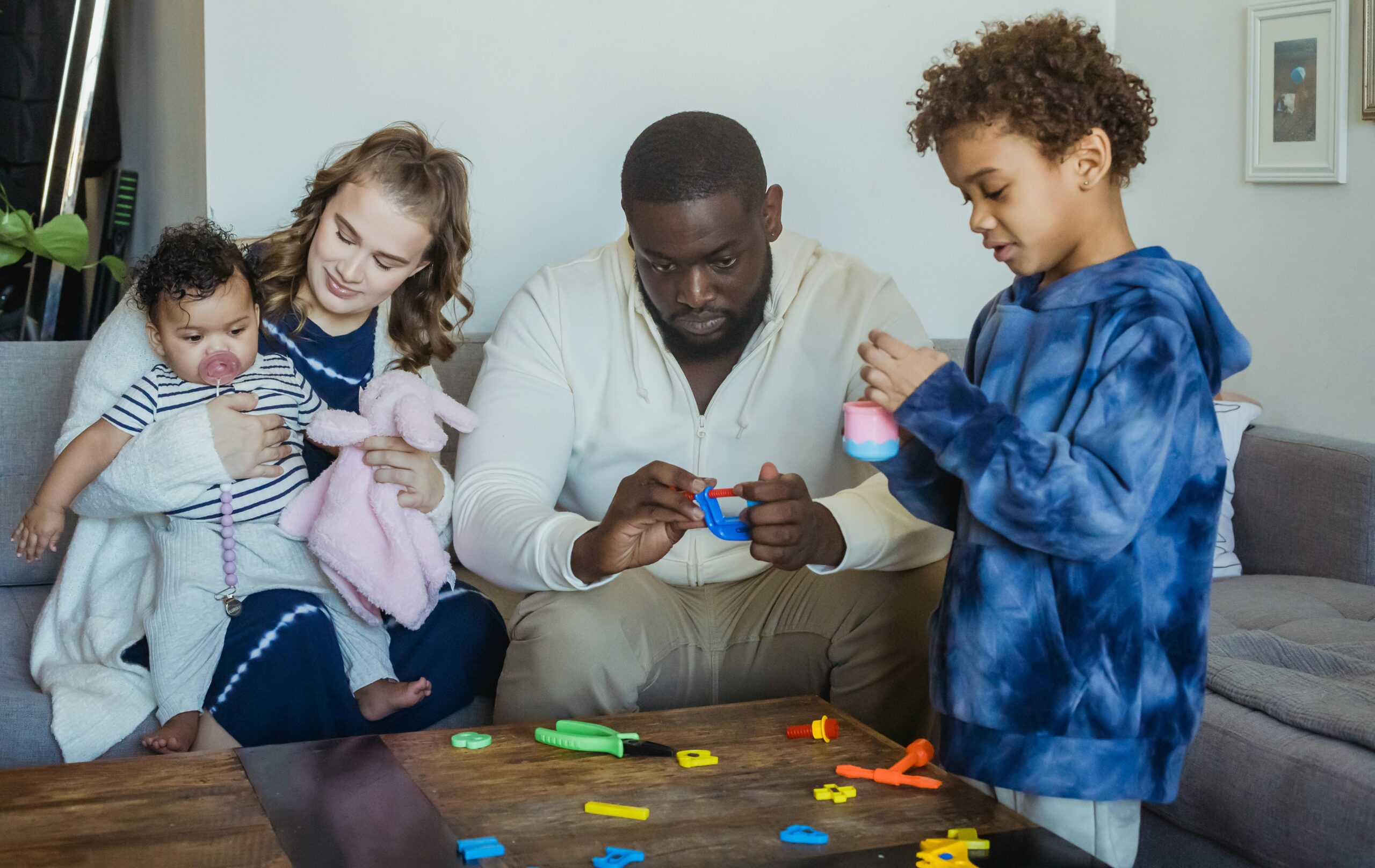 Kostenloses Stock Foto zu afroamerikanischer mann, baby, bindung