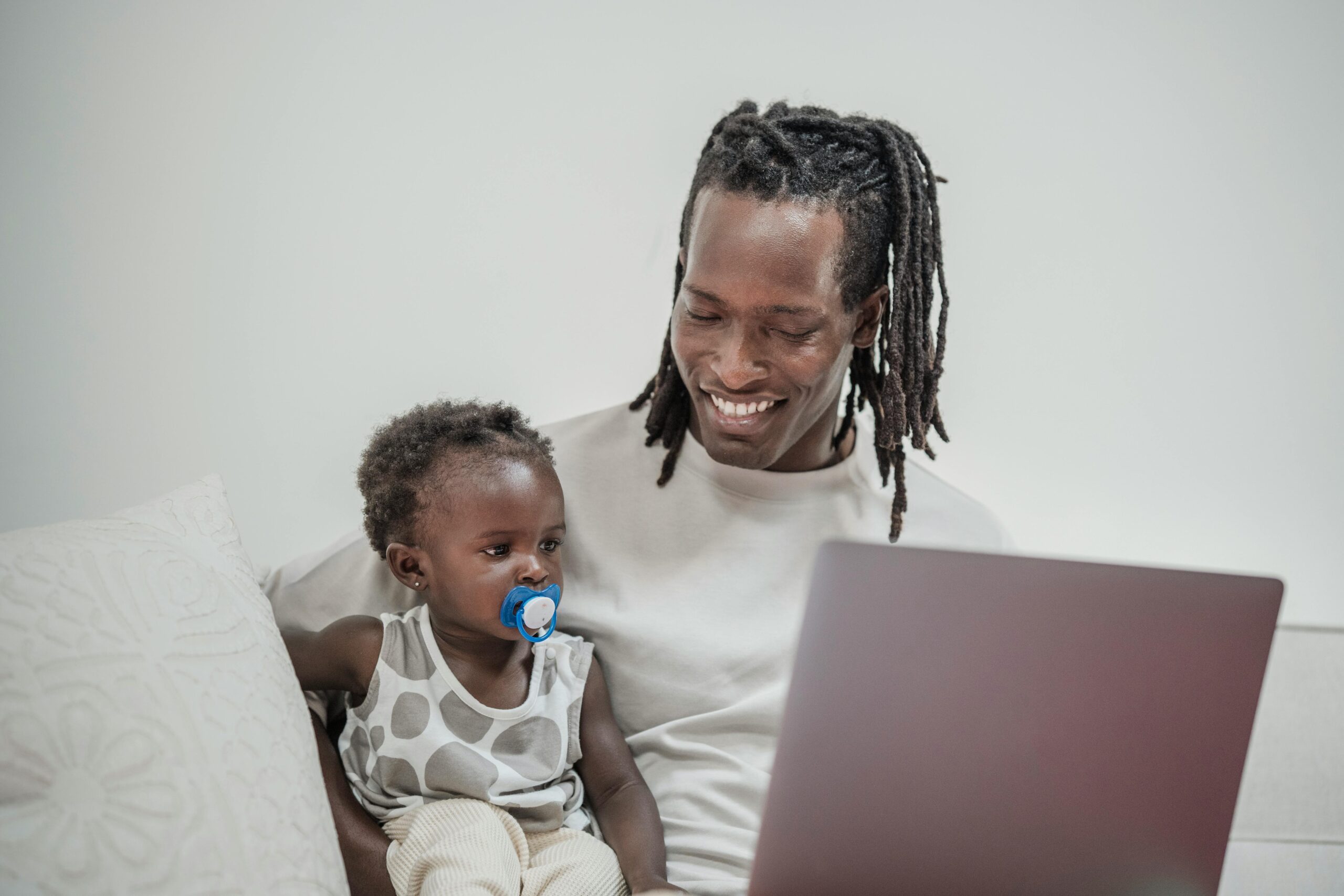 Kostenloses Stock Foto zu afrikanischer abstammung, bindung, computer