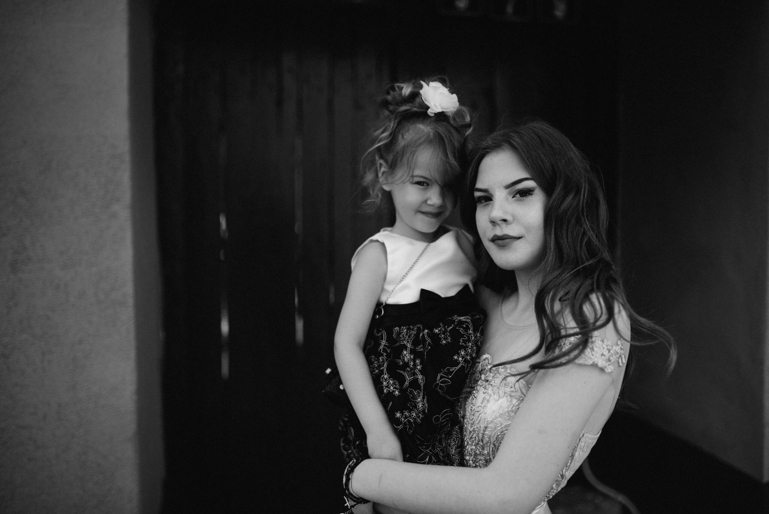 Graustufenfoto Der Frau, Die Mädchen Trägt