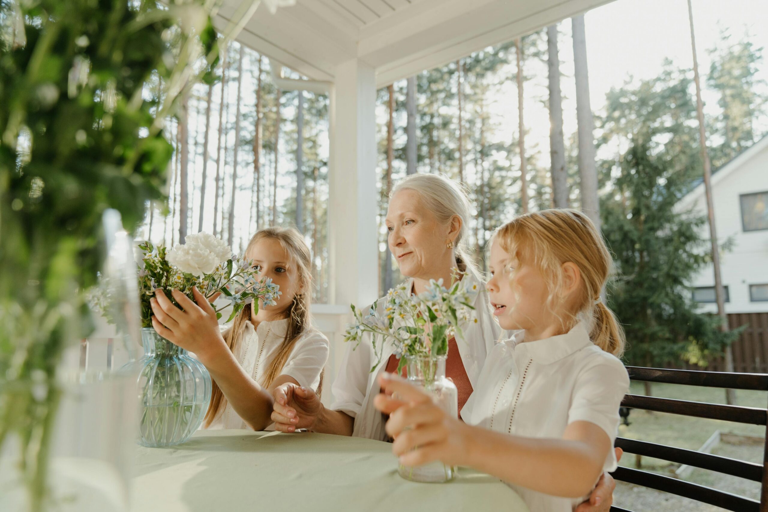 2 Frauen Im Weißen Hemd, Das Blumenstrauß Hält